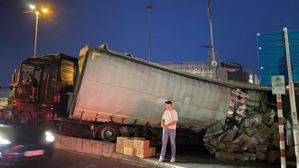 İstanbul Kağıthane’de devrilen tırdaki tonlarca ürün yola saçıldı